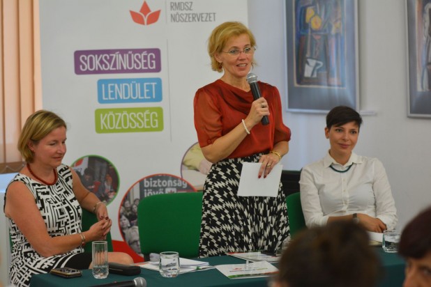 Preşedintele organizaţiei de femei a UDMR, Biró Rozália, a evidenţiat faptul că a crescut numărul femeilor reprezentante în forurile de decizie locale