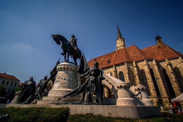 În legătură cu noua concepție din acest an și modalitatea de amenajare a Târgului de Crăciun din Piața Unirii, grupul de consilieri UDMR din Consiliul Local Cluj-Napoca solicită de urgență Comisiei Zonale de Monumente Istorice o luare de poziție în ceea c În legătură cu noua concepție din acest an și modalitatea de amenajare a Târgului de Crăciun din Piața Unirii, grupul de consilieri UDMR din Consiliul Local Cluj-Napoca solicită de urgență Comisiei Zonale de Monumente Istorice o luare de poziție în ceea c